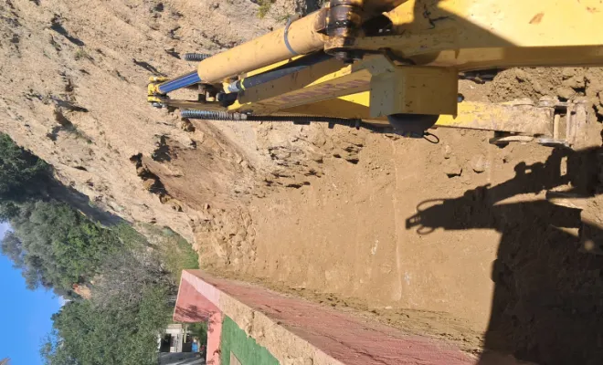 Vue du chemin avec la pelle pour visualiser la largeur du passage