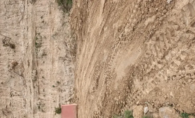 Terre étalée près de la piscine