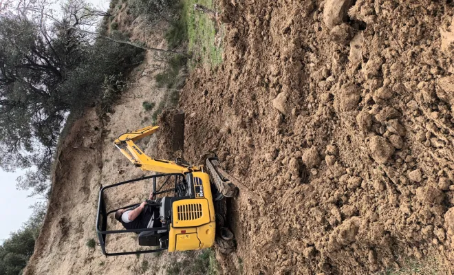 Etalement de la terre au fond de la parcelle